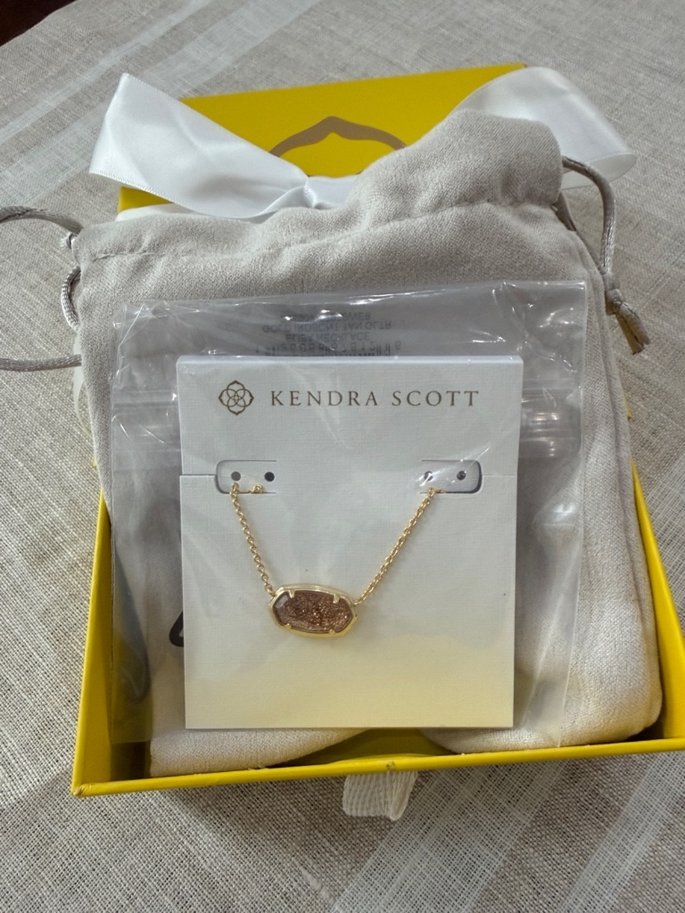 KENDRA SCOTT ELISA 2025 GOLD COLLECTOR’S EDITION SHORT PENDANT NECKLACE